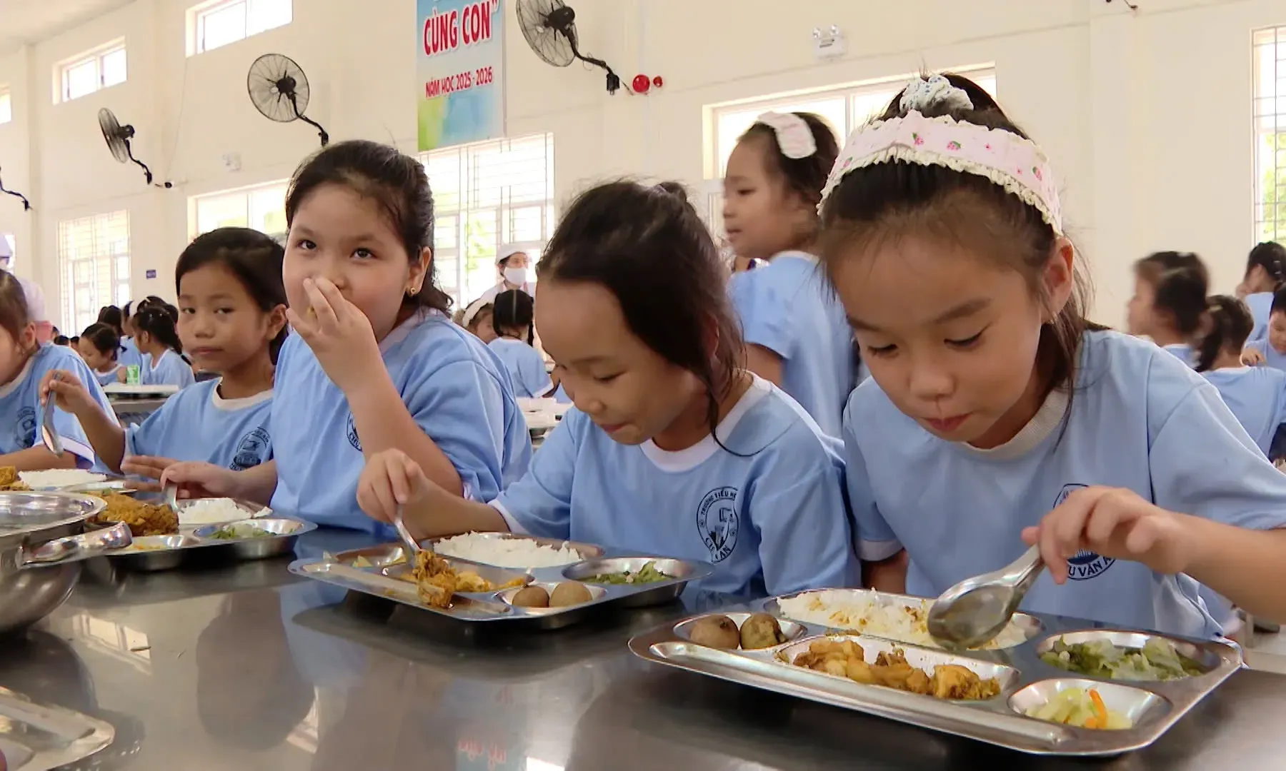 Nhà trường phải công khai bữa ăn bán trú hằng ngày: phụ huynh đang nắm thêm quyền gì?