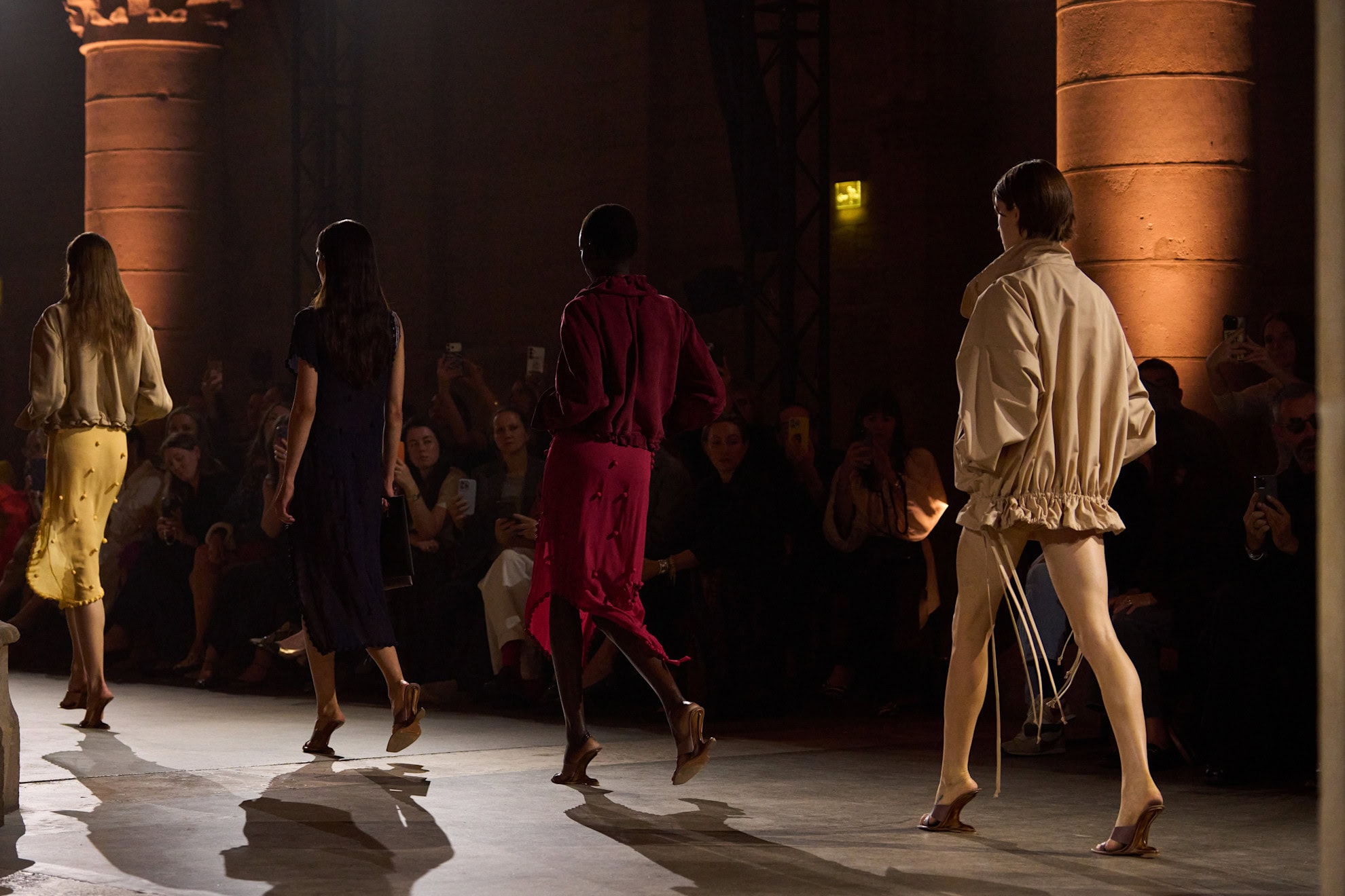 Dries Van Noten dan Victoria Beckham Mendefinisikan Estetika Spring Melalui Kontras dan Inovasi