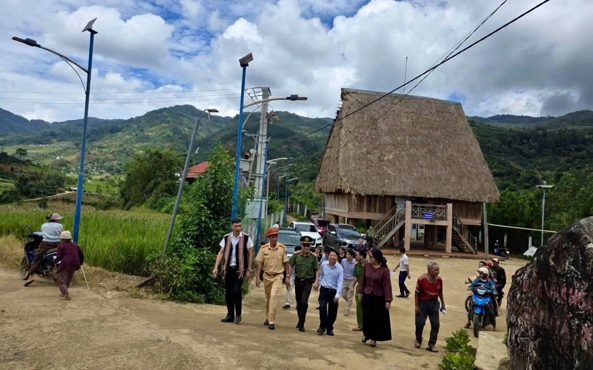 Đèn năng lượng mặt trời thắp sáng biên giới, đổi đời nông thôn