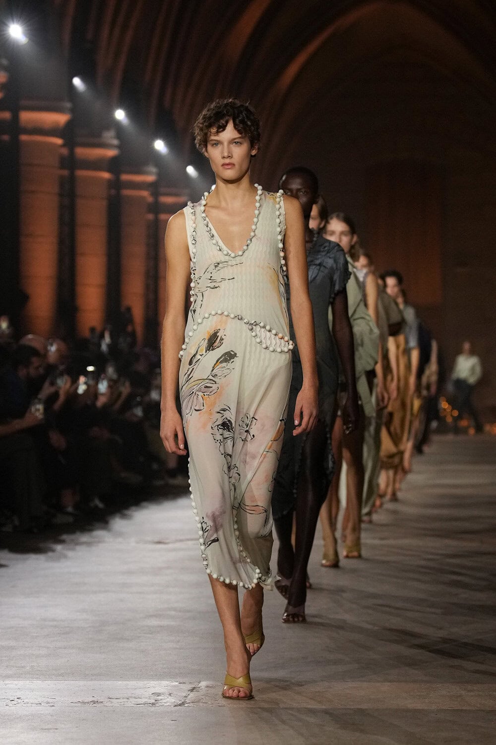 Victoria Beckham vs Vivienne Westwood: Dua Wajah Mewah Musim Semi