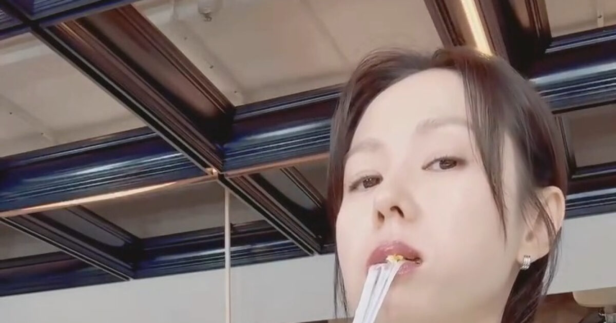 Từ phô mai que đến bão chỉ trích: Son Ye Jin và gánh nặng hình tượng sao Hàn
