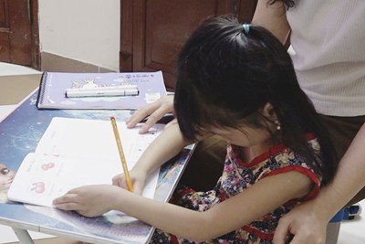 Bài tập về nhà lớp 1 quá tải: cha mẹ cần đổi cách kèm con
