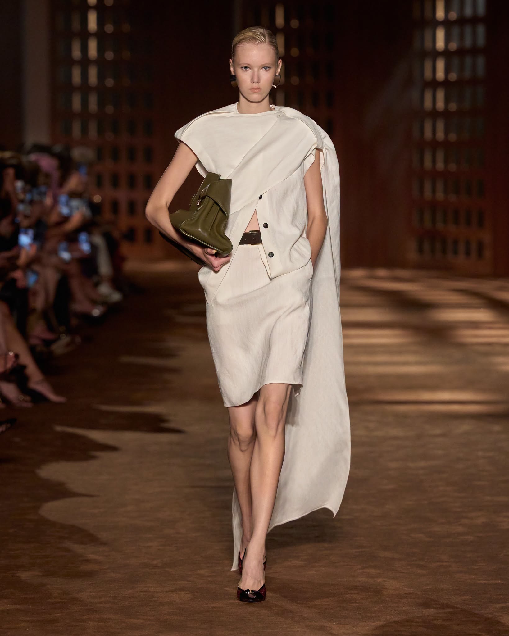Dolce & Gabbana và Ferragamo: Di sản Italy trong tủ đồ ứng dụng