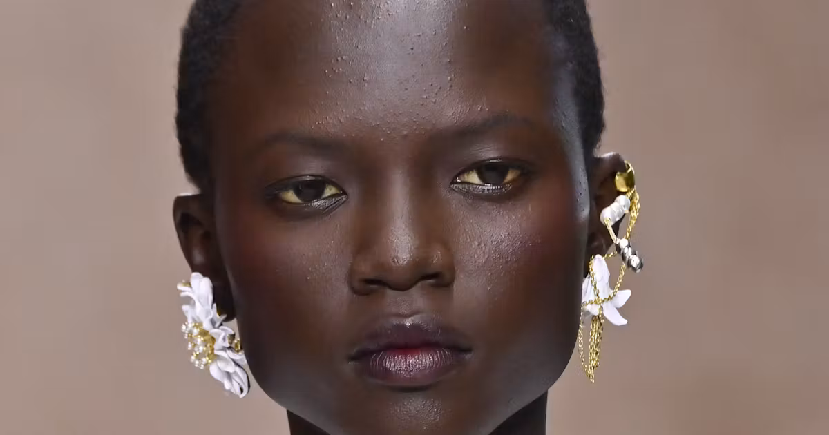 Xu hướng làm đẹp định hình Paris Fashion Week: tóc ngắn và khuyên tai không cặp