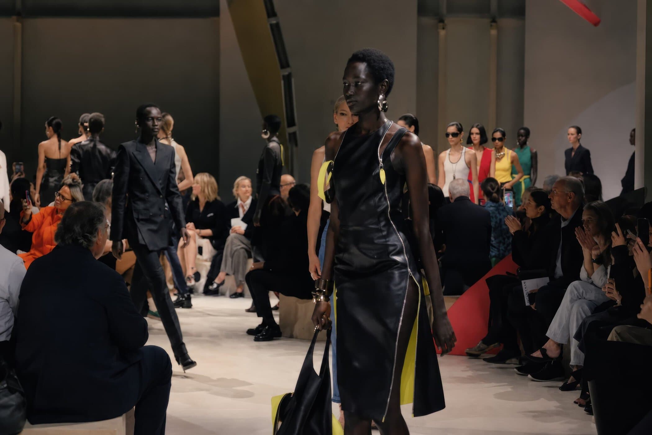 Visi Sarah Burton Untuk Givenchy: Potongan, Siluet dan Sensualiti Baharu