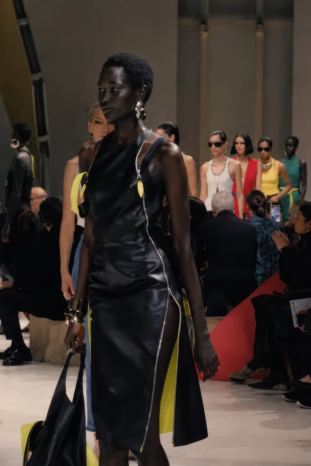 Lima Desainer Haute Couture Tafsirkan Musim Semi Secara Berbeza