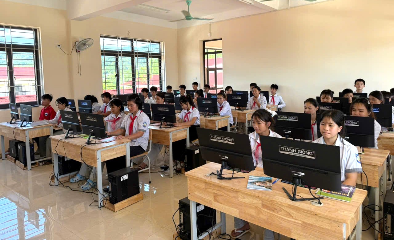 Công nghệ số giáo dục mở cửa tri thức cho học sinh vùng cao