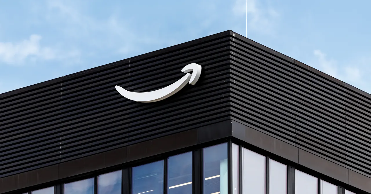 Amazon bỏ NDA và hứa đầu tư 1 tỷ USD: Trò xoa dịu hay bước ngoặt thật sự?