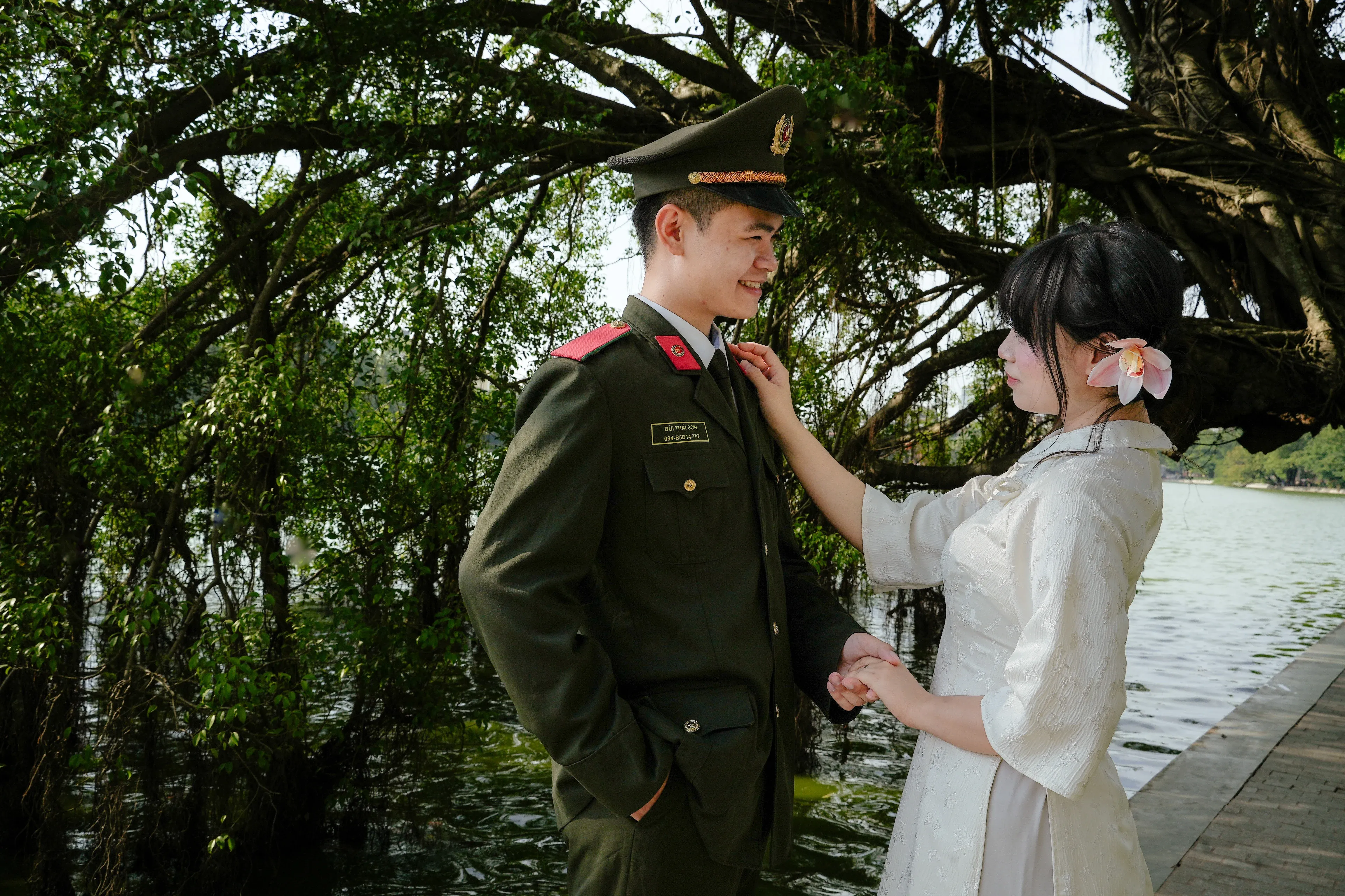 Hồ Hoàn Kiếm mùa hoa violet: Bí kíp chụp ảnh sống ảo chuẩn đẹp