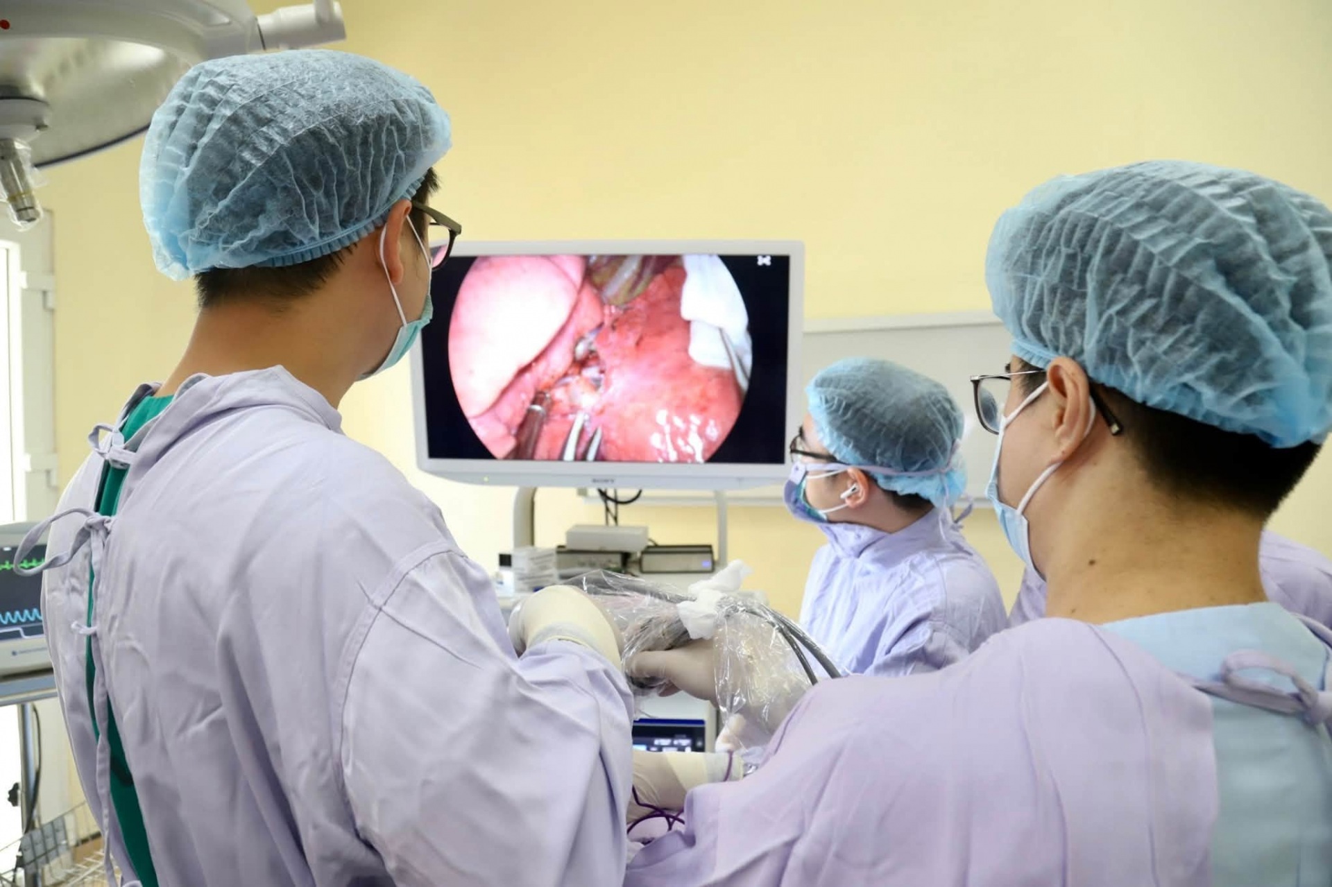 Những dấu hiệu âm thầm của ung thư: Đừng bỏ qua mí mắt sụp và nốt kính mờ phổi