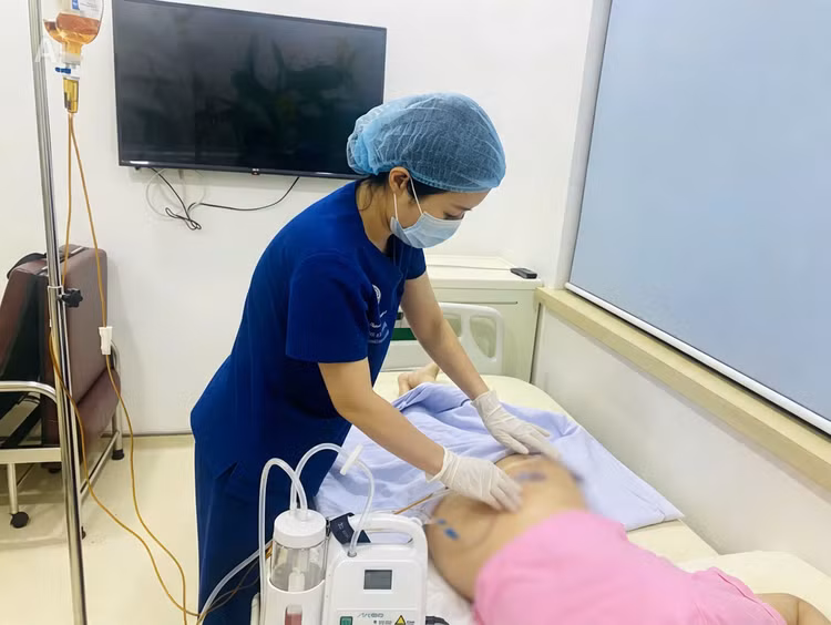Tiêm chất làm đầy 5–10 năm trước: mối nguy áp xe muộn cần được cảnh giác