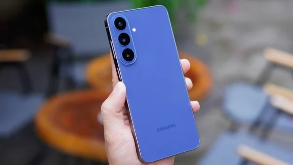 Galaxy S26 FE và iPhone 16e: Hai kiểu flagship giá tầm trung