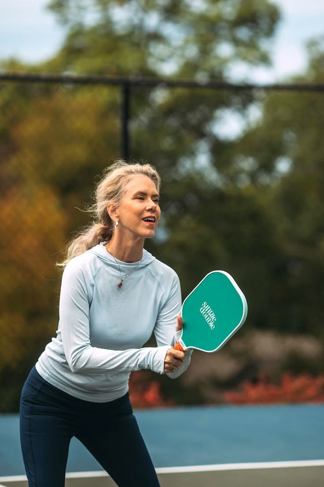 Pickleball bùng nổ ở người lớn tuổi: Lợi ích, rủi ro và cách chơi an toàn