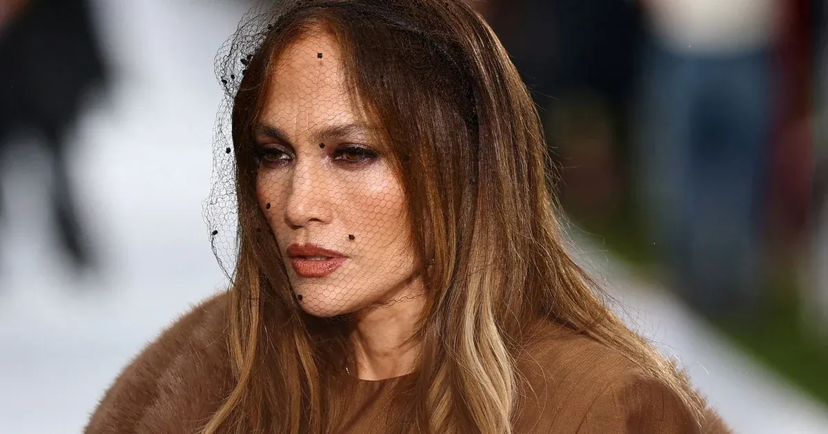 Jennifer Lopez Định Nghĩa Lại Phong Cách Tại Fashion Month