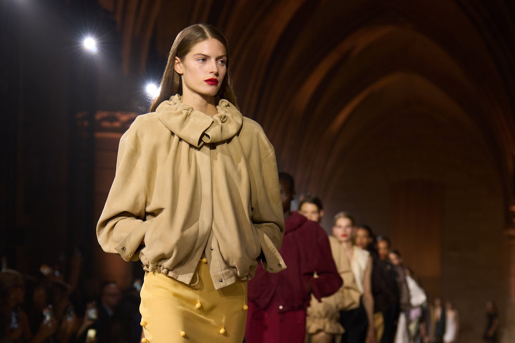 Dries Van Noten dan Victoria Beckham Mendefinisikan Estetika Spring Melalui Kontras dan Inovasi
