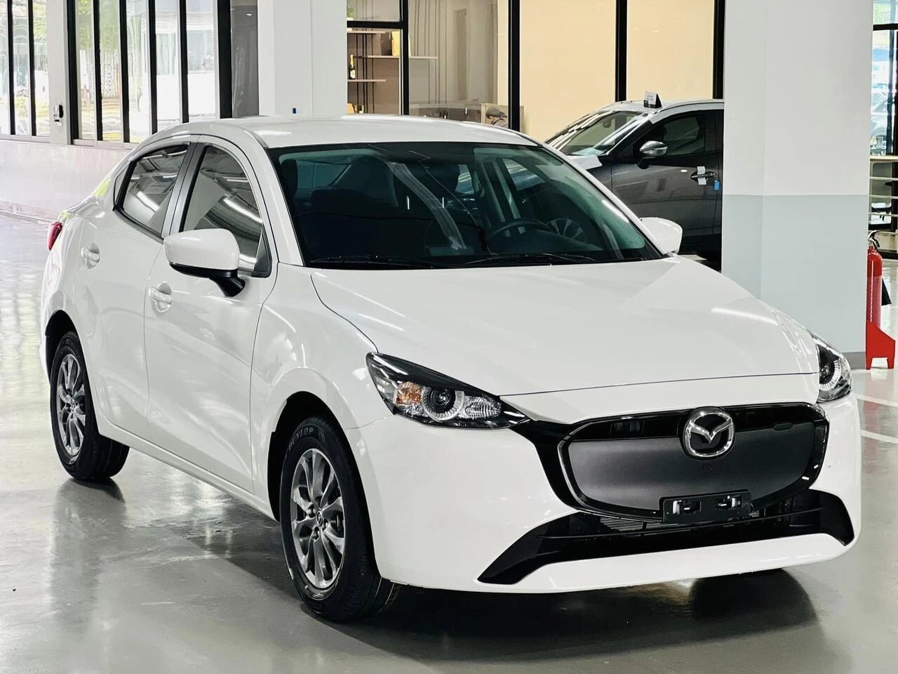 Mazda2 nhập khẩu giảm giá mạnh: có nên chọn thay Grand i10?