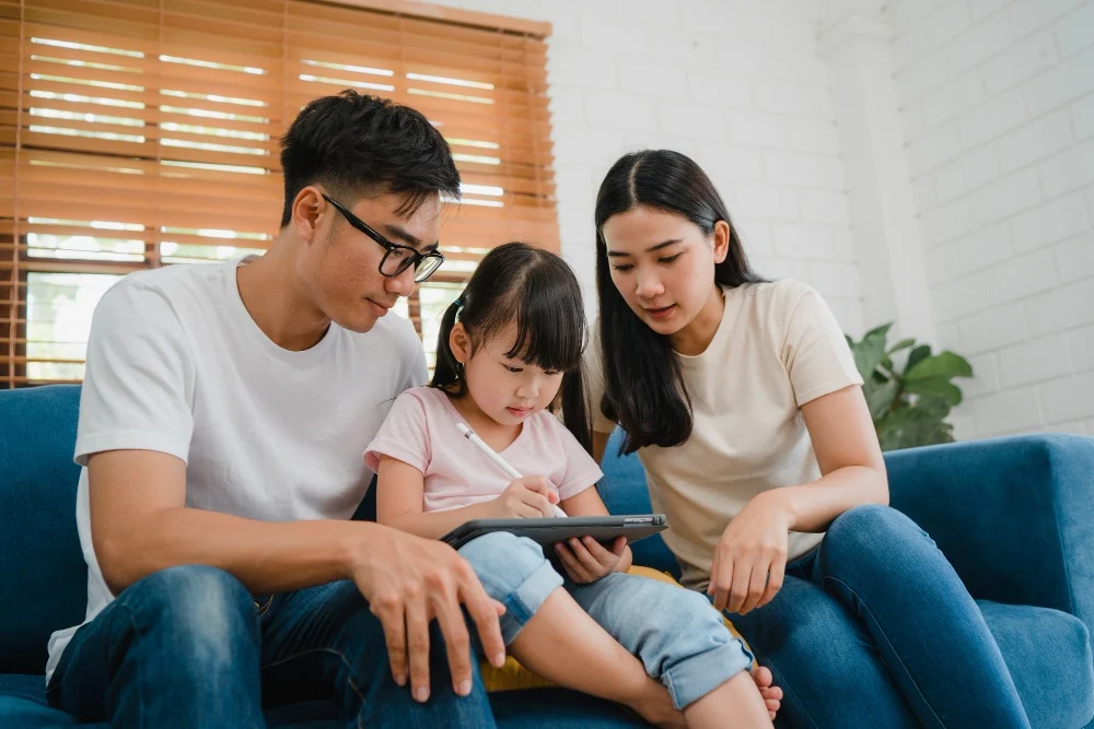 Khi cha mẹ làm tổn thương con: 4 bước để hàn gắn