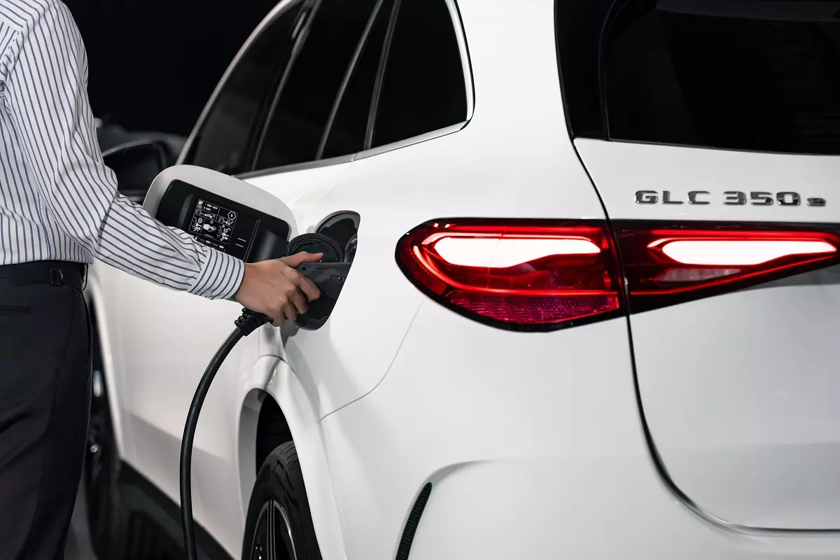 Mercedes GLC 350e PHEV: quân bài điện hóa trong cuộc đấu X3 và Q5