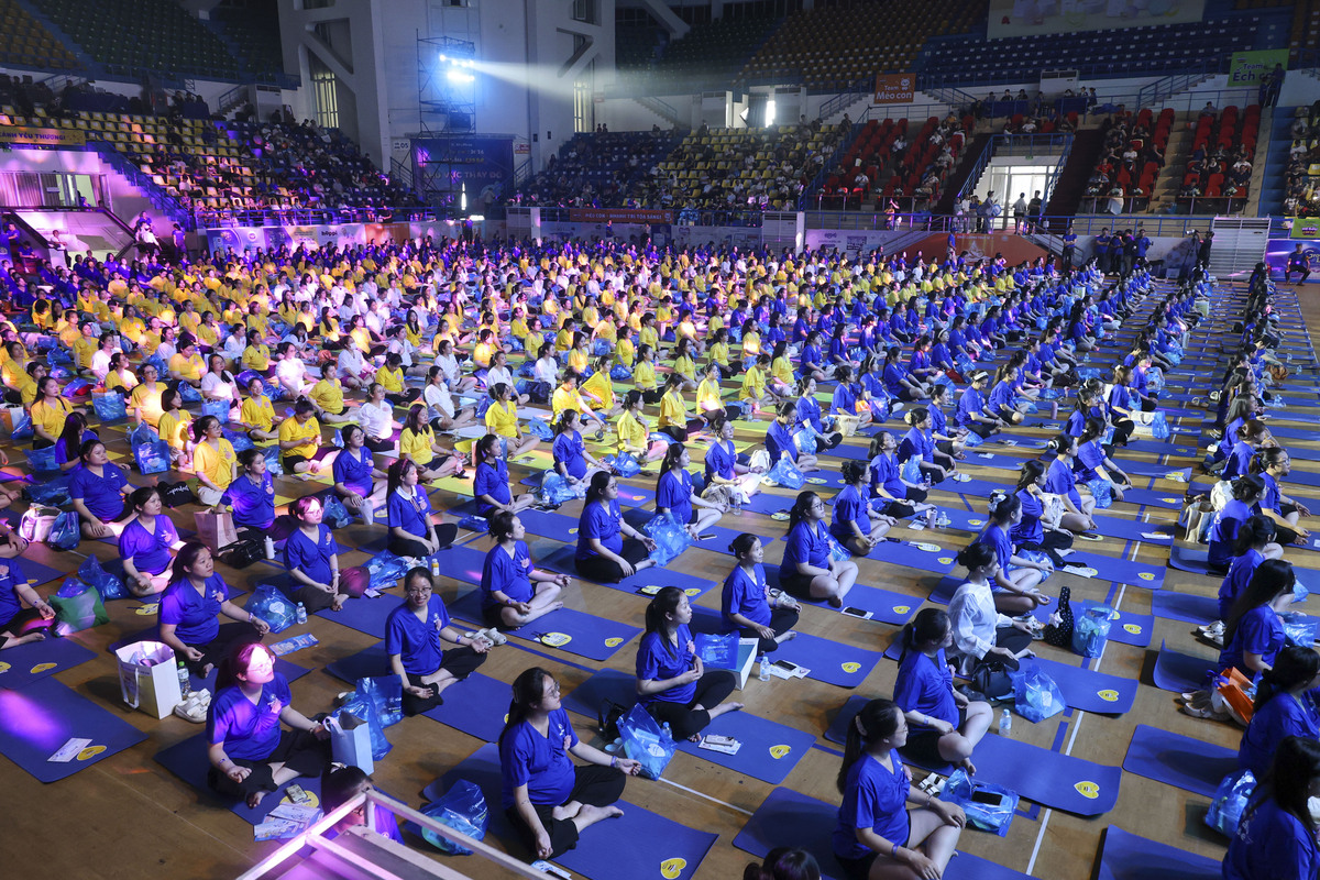 Gần 800 mẹ bầu cùng tập yoga tại Hà Nội
