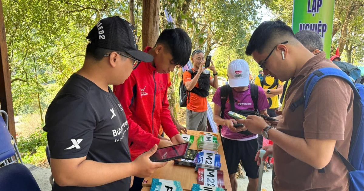 Hơn 100 nhà báo chinh phục con đường đá cổ Pavi