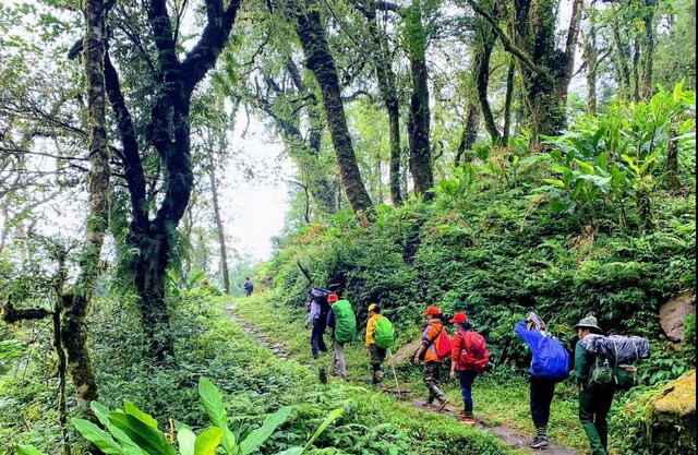 Hơn 500 vận động viên chinh phục con đường đá cổ Pa Vi
