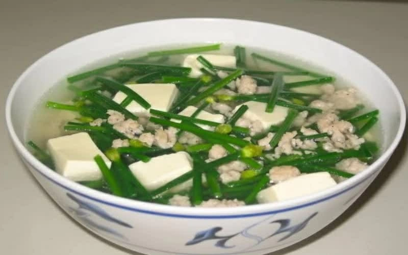 Lá hẹ và mùi tây: Rau gia vị giá rẻ nhưng nhiều dinh dưỡng
