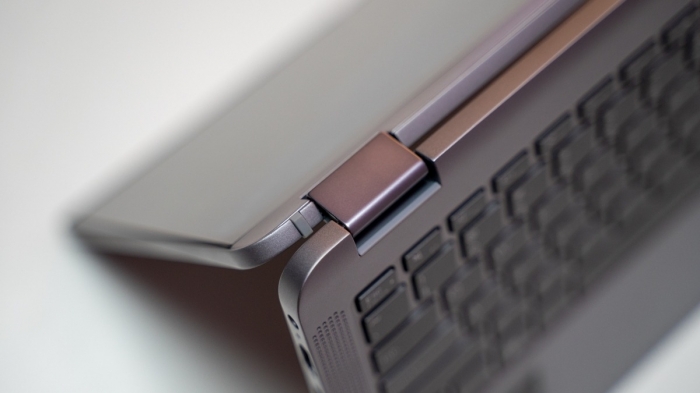 Lenovo Yoga 9i vs IdeaPad Flex 5: chọn laptop 2-in-1 convertible nào cho sáng tạo và học tập?