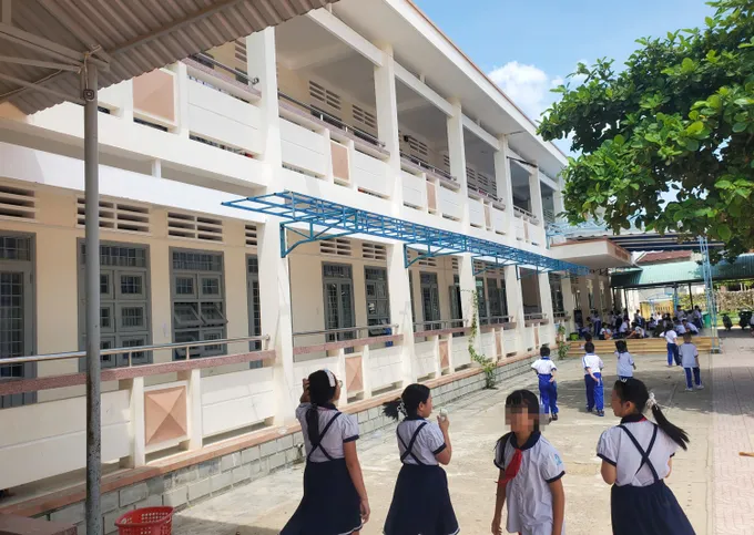 Bài tập về nhà lớp 1 quá tải: cha mẹ cần đổi cách kèm con