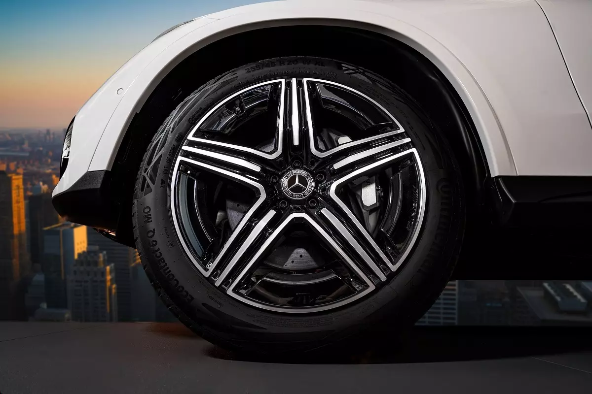 Mercedes GLC 350e PHEV: quân bài điện hóa trong cuộc đấu X3 và Q5