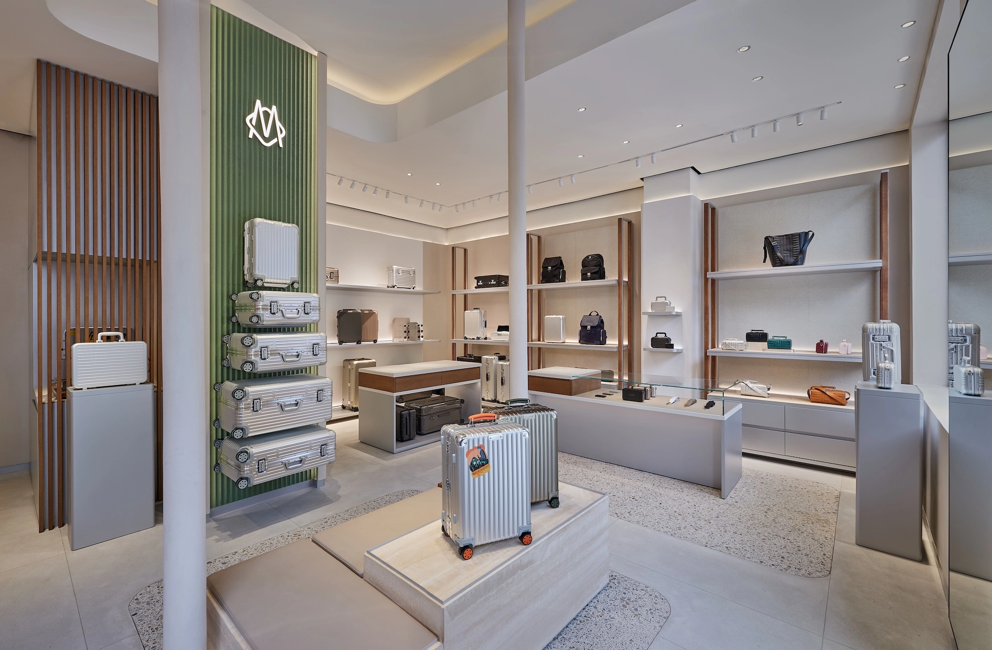 RIMOWA Hà Nội chuyển nhà ra phố Tràng Tiền: tham vọng chiếm lĩnh dải xa xỉ trung tâm