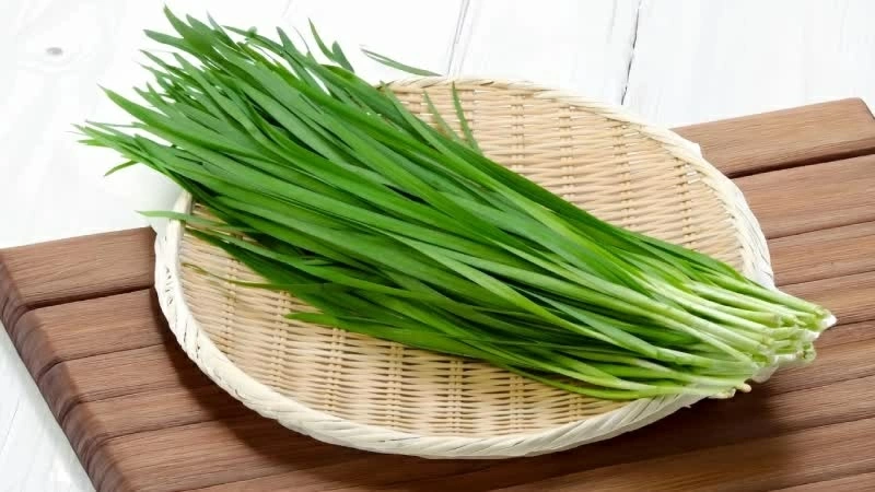 Lá hẹ và mùi tây: Rau gia vị giá rẻ nhưng nhiều dinh dưỡng