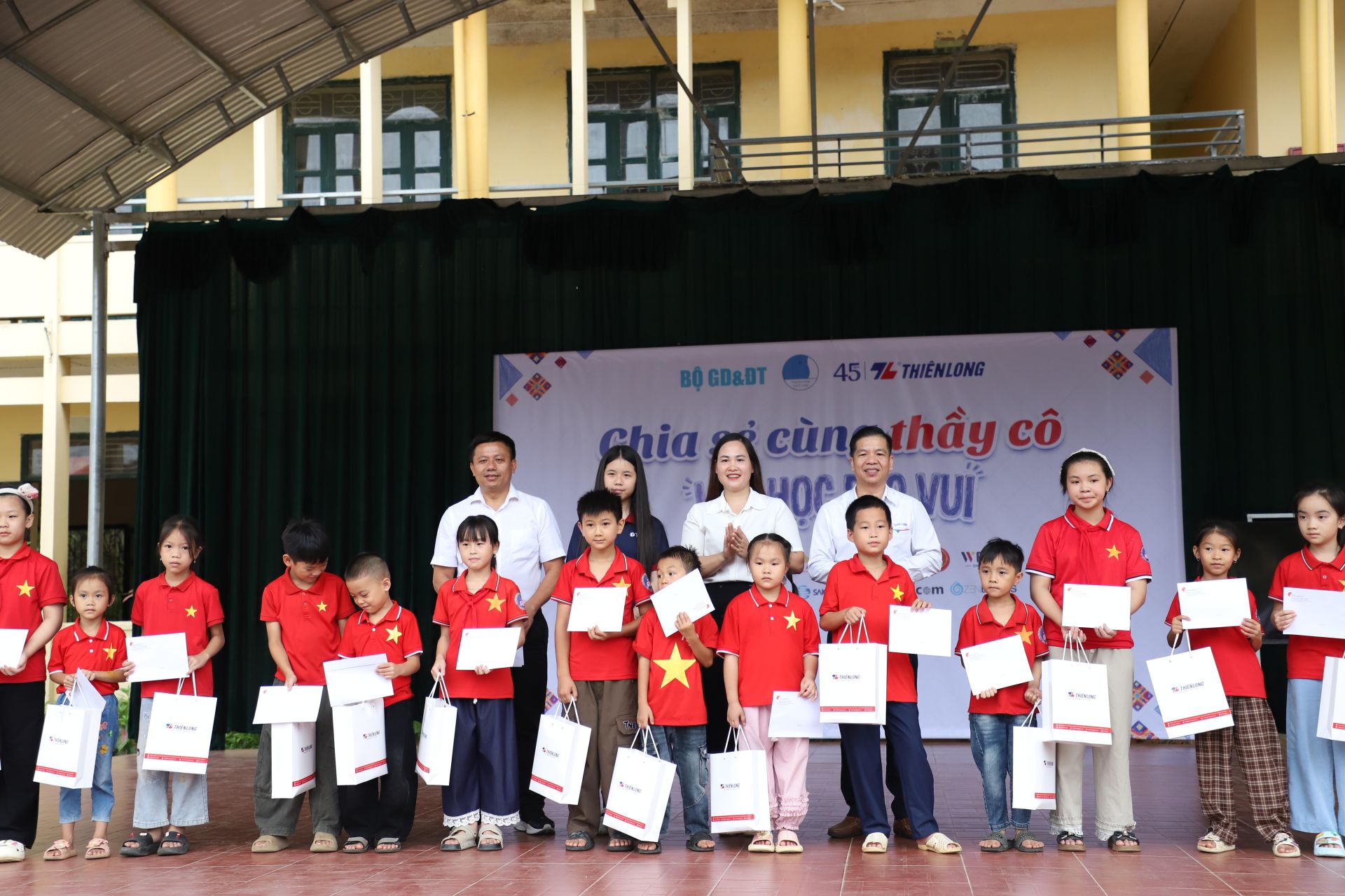 “Lớp học reo vui”: Khi trường học vùng cao bừng sáng niềm vui học tập