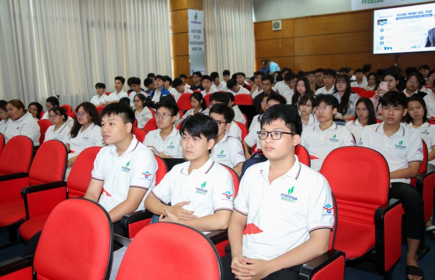 Tập huấn AI cho giáo viên và cán bộ giáo dục: Từ kỹ năng cơ bản đến ứng dụng trong lớp học