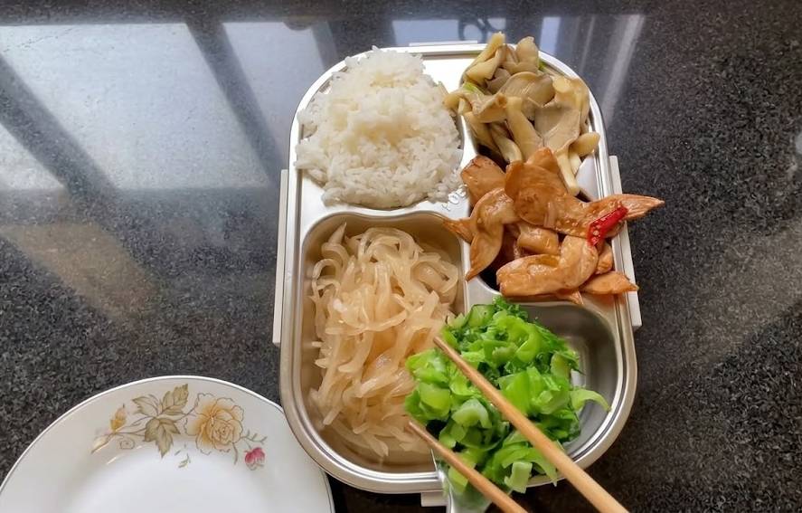 Bữa ăn bắt mắt nhưng thiếu dinh dưỡng: Cái bẫy hình ảnh của cha mẹ