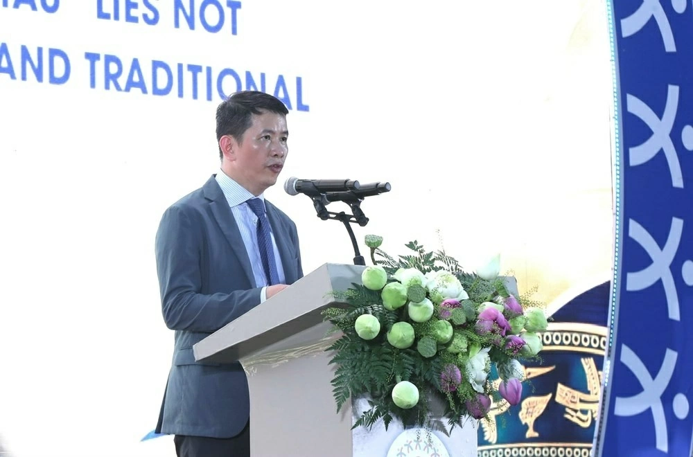 Đêm thời trang và nghệ thuật Sắc màu năm châu tại Hà Nội
