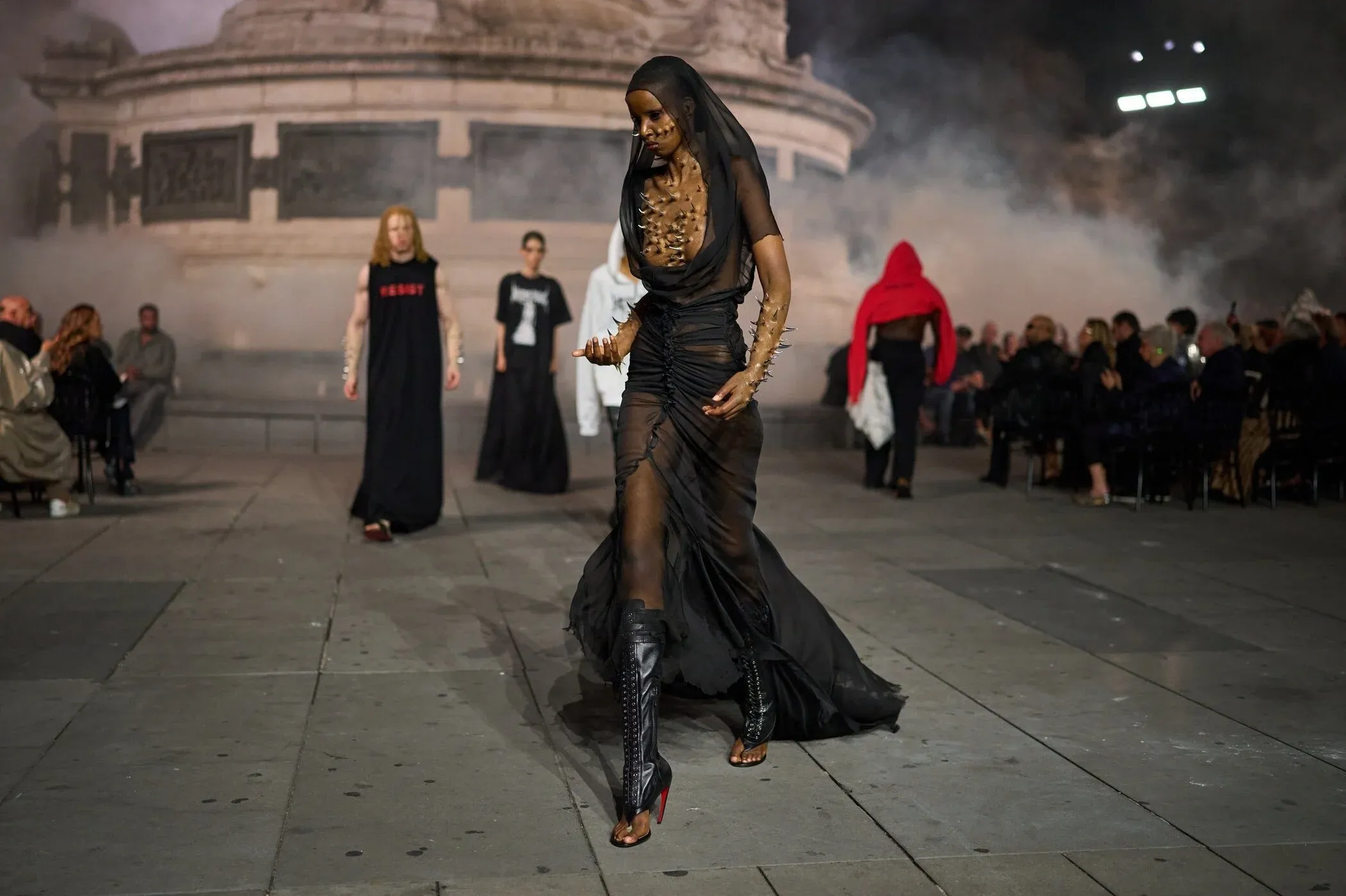 Thời trang hở bạo mất dần sức hút tại Paris Fashion Week