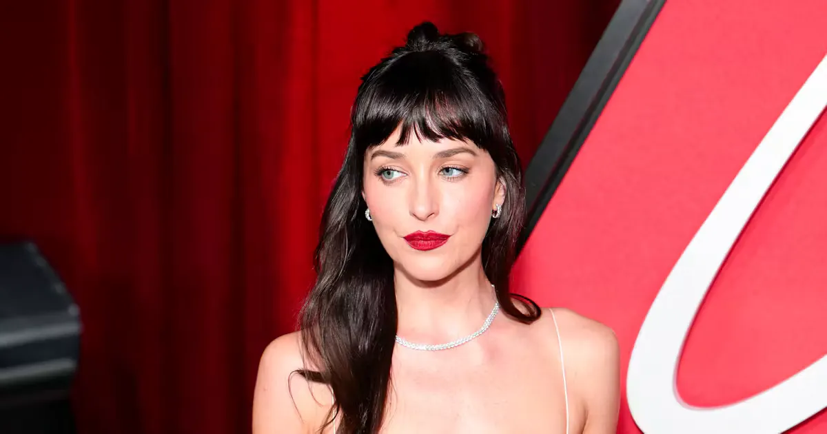 Phối hợp trang điểm và móng tay một sắc: bí quyết tạo look toàn diện