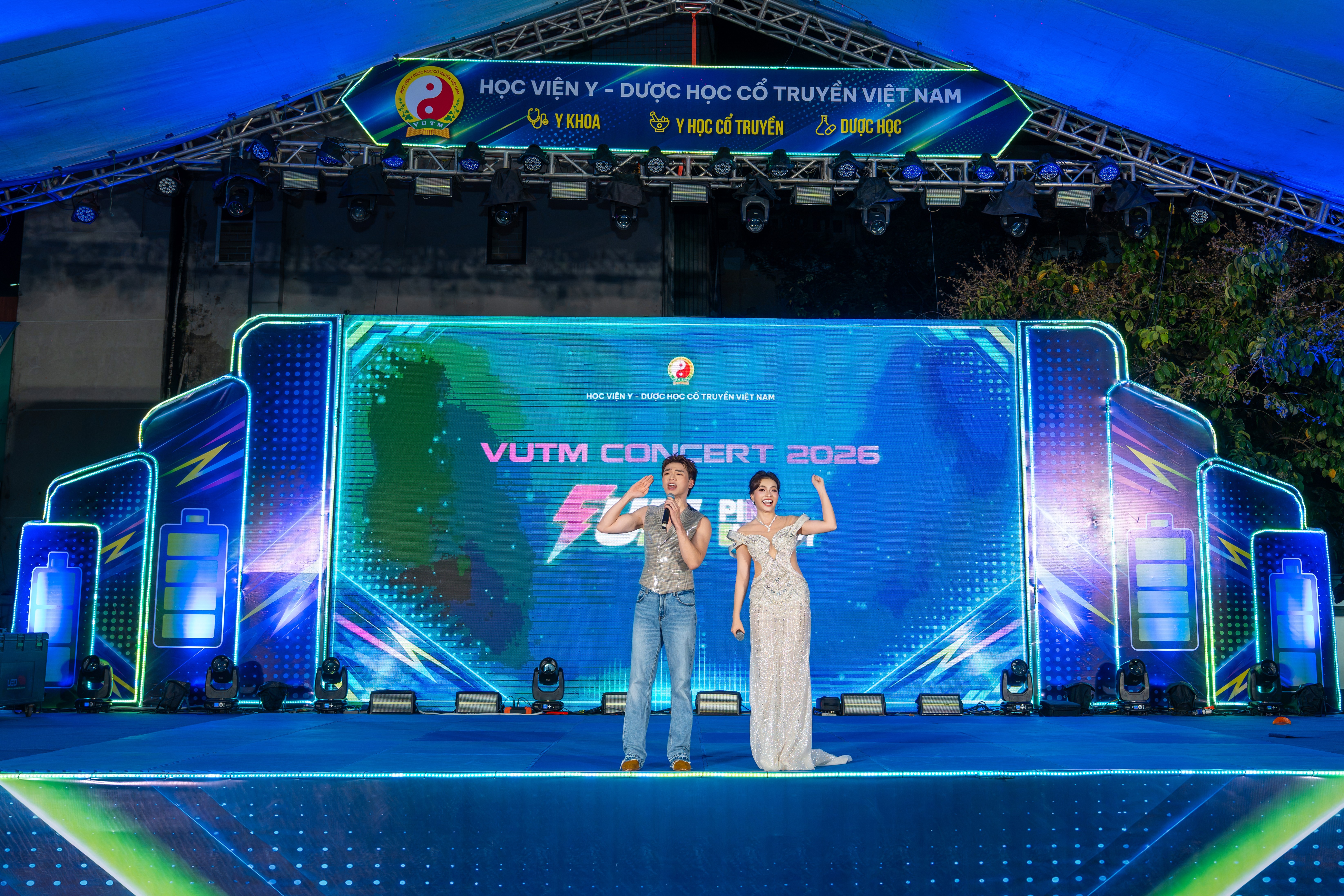 Những đêm nhạc sinh viên: khi sao pop bước vào campus