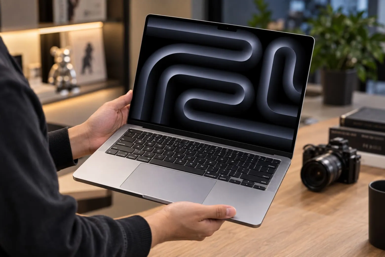 MacBook Pro M5 Max vs M5 Pro: chọn cấu hình nào cho dev và editor?