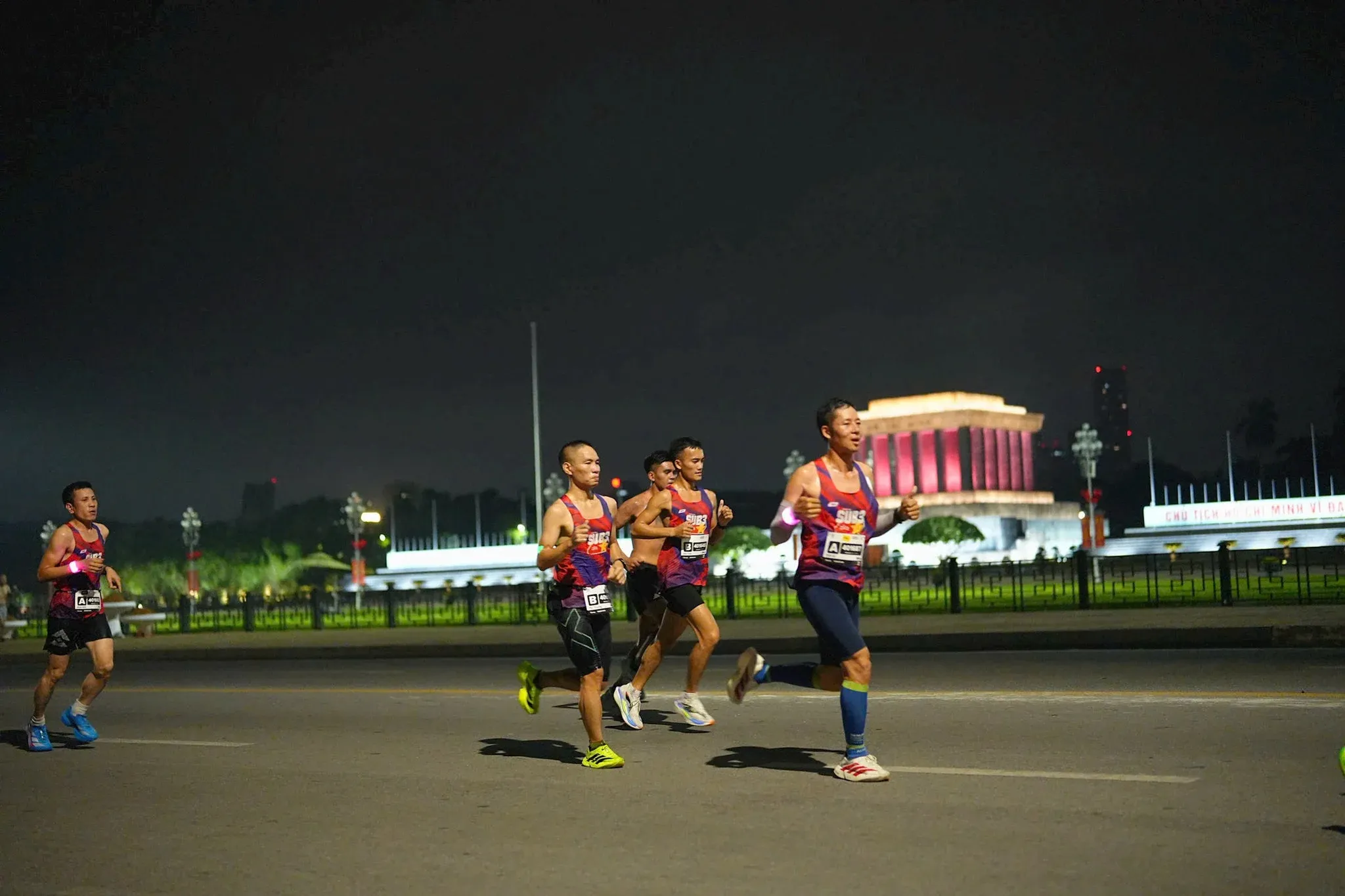 Nguyễn Thị Oanh và Phạm Thị Hồng Lệ tỏa sáng tại Marathon Quốc tế Hà Nội