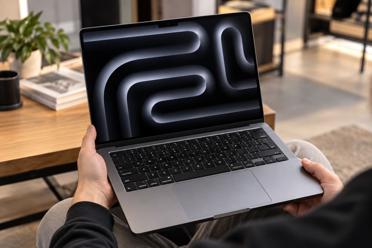 MacBook Pro M5 Max vs M5 Pro: chọn cấu hình nào cho dev và editor?