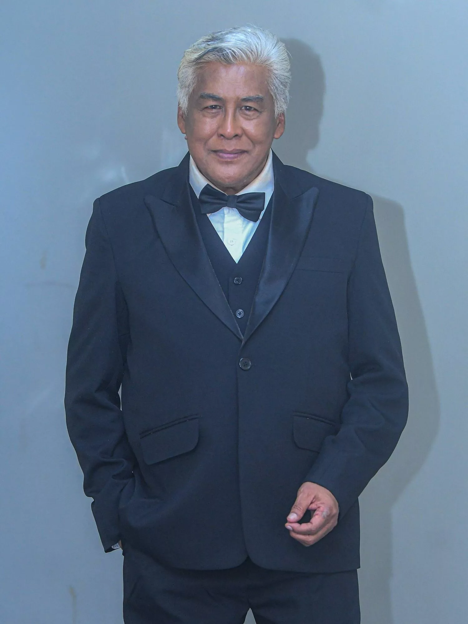 Pelakon Veteran Raih Trofi Nyanyian Pertama Dalam Kilauan Emas Selebriti