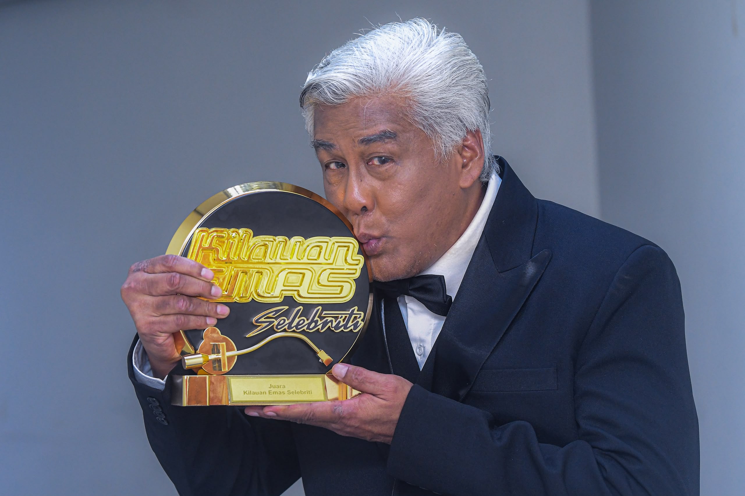 Bagaimana Dedikasi Seumur Hidup Terbayar: Pelakon 72 Tahun Juara Kilauan Emas Selebriti