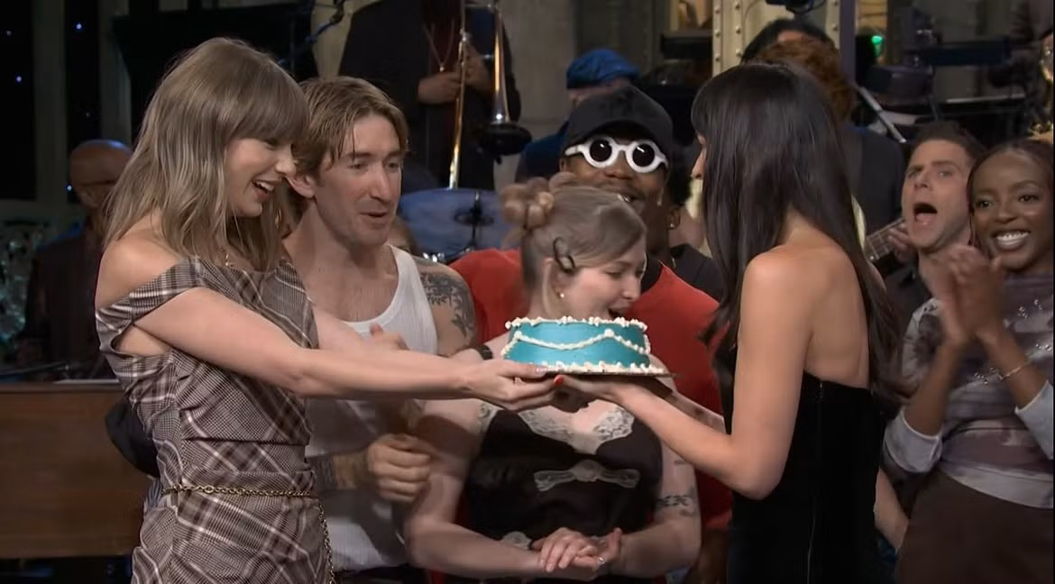 Taylor Swift và Dakota Johnson tái hợp trên SNL: thời trang, hài hước và tình bạn