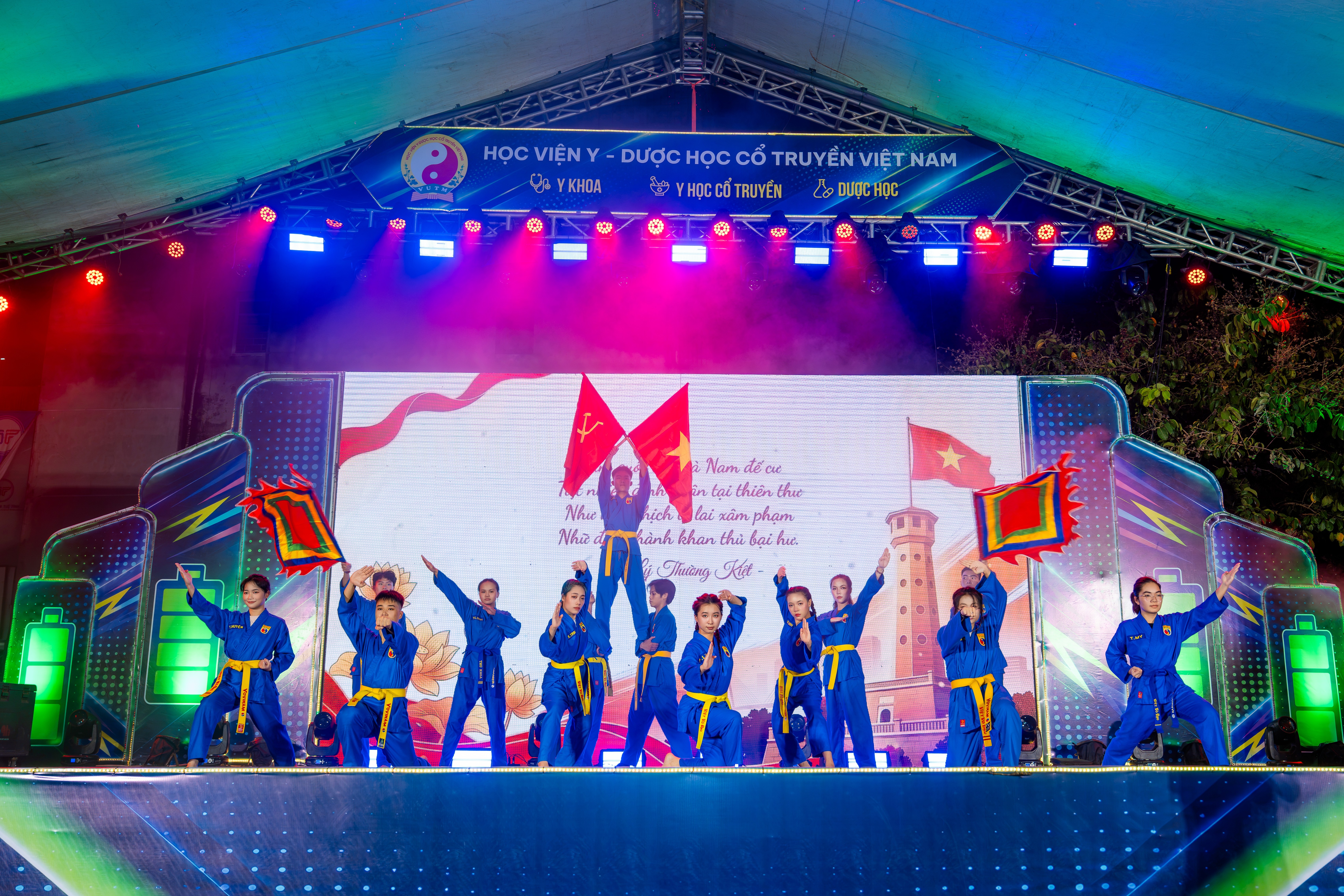Đêm nhạc chào tân sinh viên: Khi sân khấu đại học trở thành không gian kết nối thế hệ