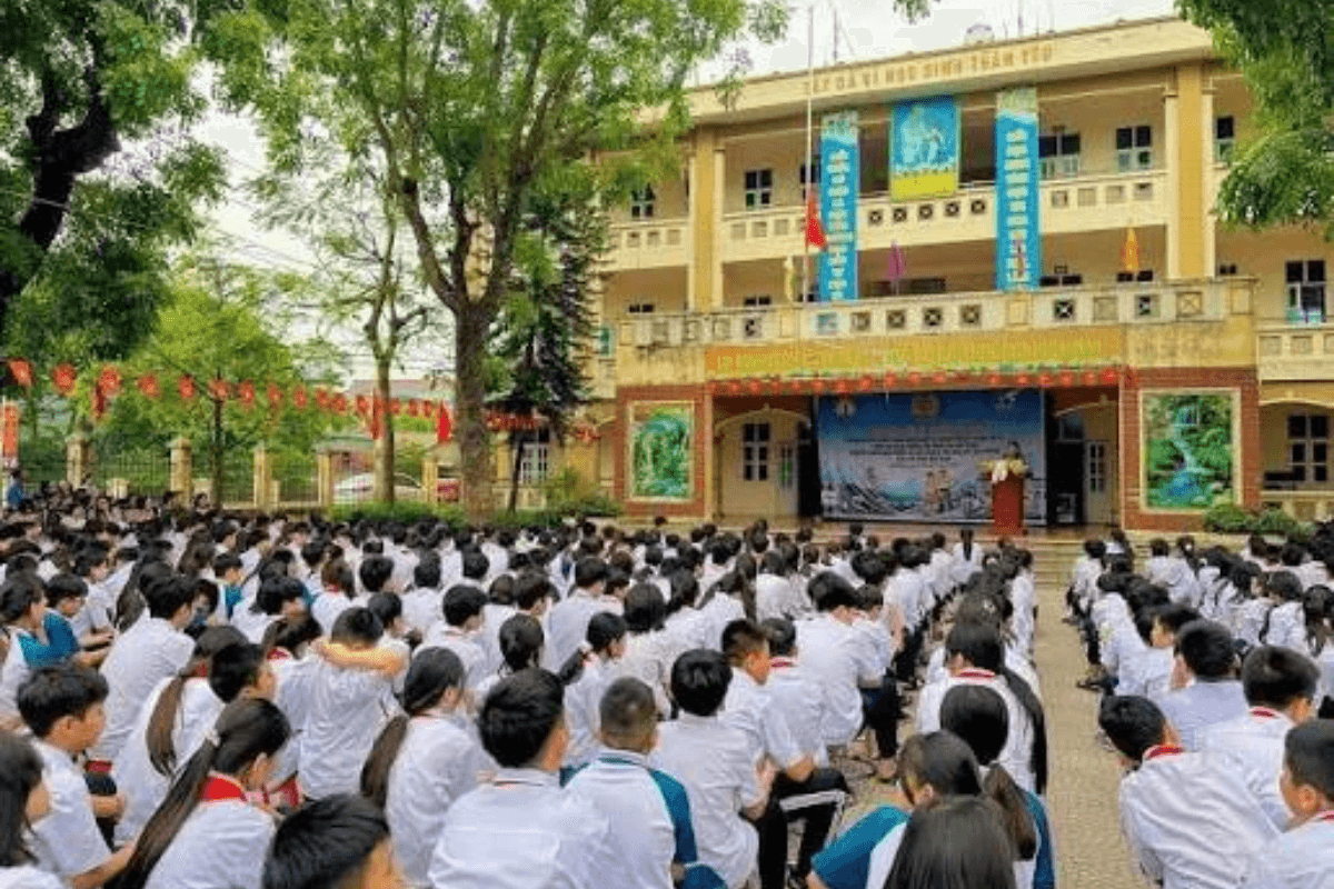 Sáp nhập trường học: Tiết kiệm bộ máy nhưng tăng sức ép lên học sinh