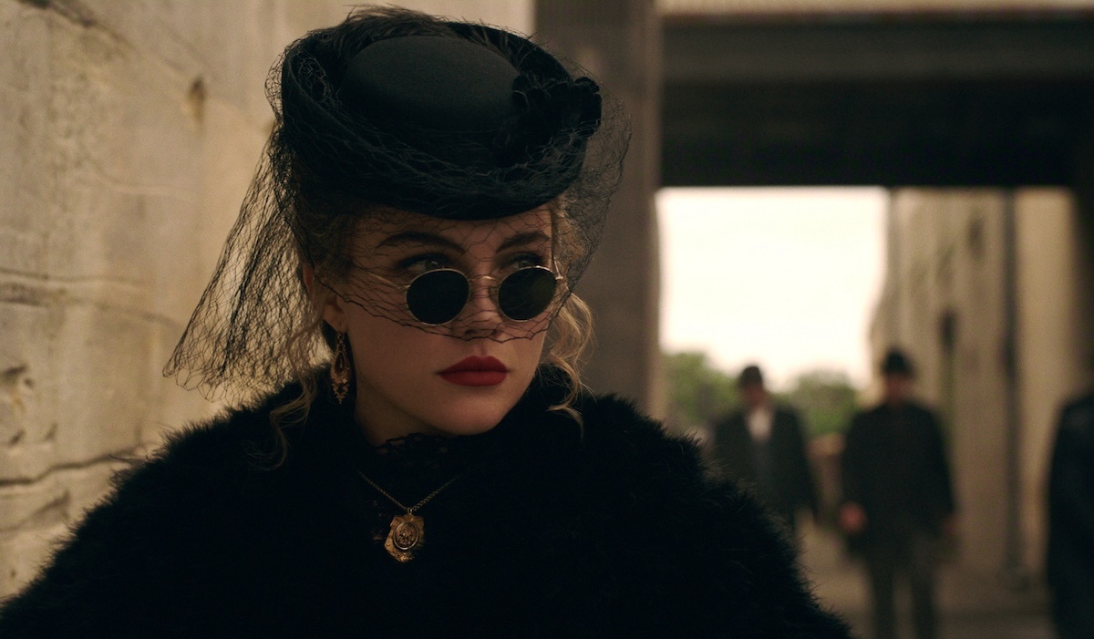 Florence Pugh làm mới nữ phản diện Cathy Ames trong East of Eden Netflix