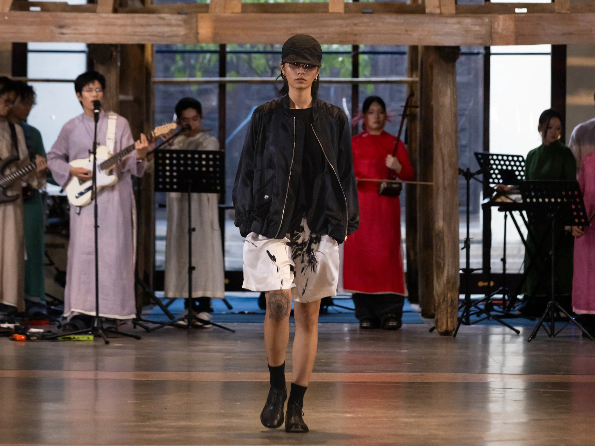Từ thủ công truyền thống đến runway đương đại: di sản Việt bước vào xu hướng