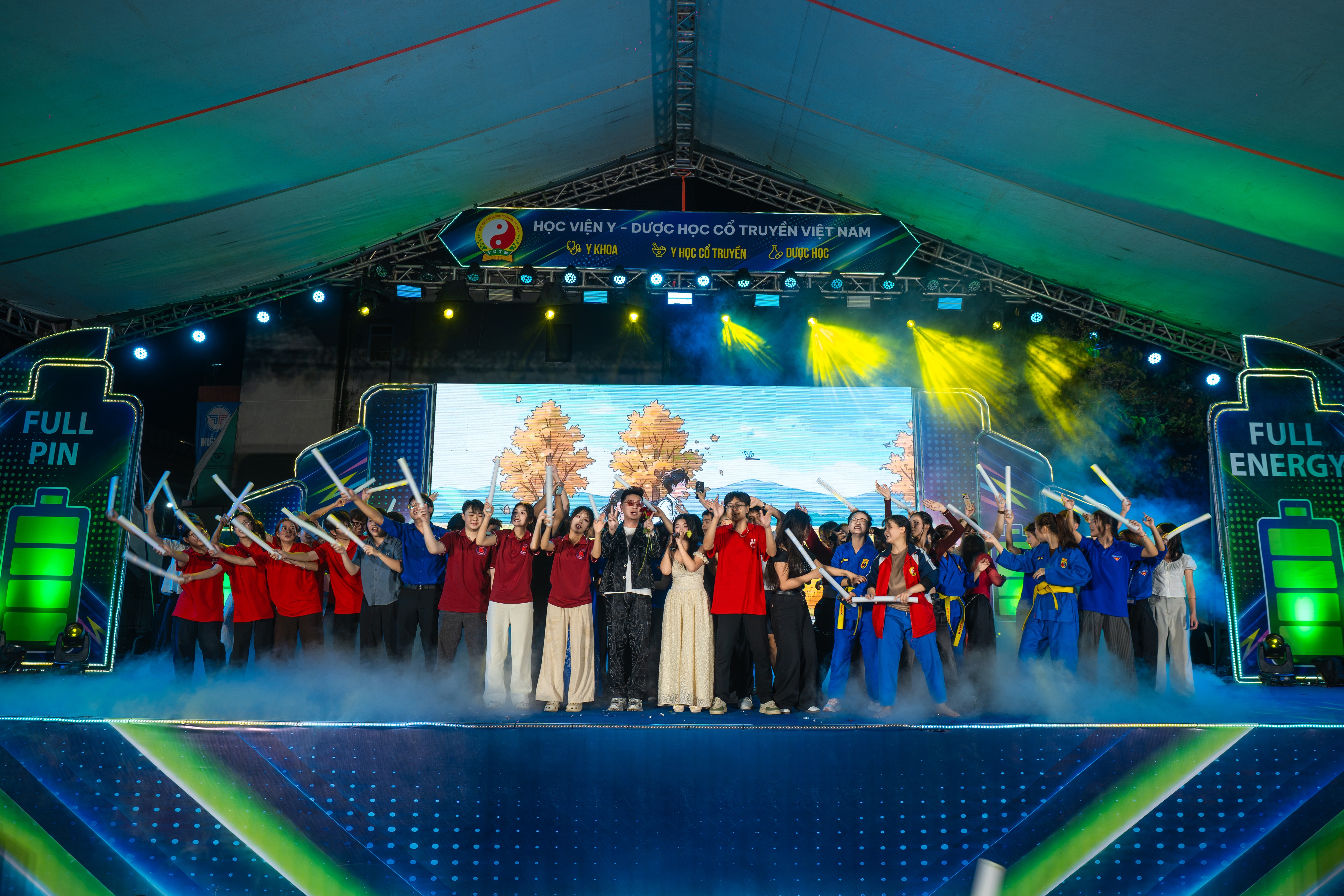 Những đêm nhạc sinh viên: khi sao pop bước vào campus