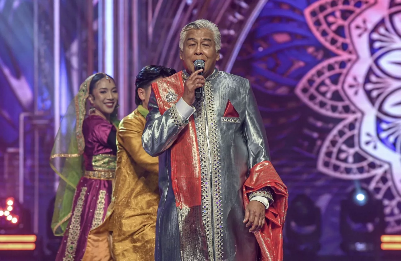 Bagaimana Dedikasi Seumur Hidup Terbayar: Pelakon 72 Tahun Juara Kilauan Emas Selebriti